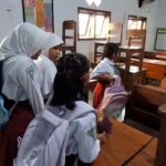 Wali Murid Antar Siswa SD di Jember Berebut Bangku Terdepan di Hari Pertama Sekolah