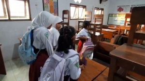 Wali Murid Antar Siswa SD di Jember Berebut Bangku Terdepan di Hari Pertama Sekolah