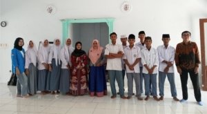 Pelatihan Keterampilan Dasar Membaca Teks Berbahasa Inggris bagi Siswa Sekolah Menengah Kejuruan (SMKSI) Darul Istiqomah Jember