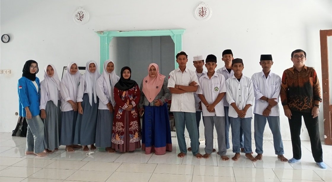 Pelatihan Keterampilan Dasar Membaca Teks Berbahasa Inggris bagi Siswa Sekolah Menengah Kejuruan (SMKSI) Darul Istiqomah Jember