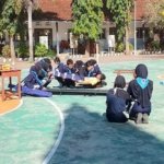 Simulasi Pertolongan Pertama saat Kebakaran oleh Anggota PMR SMP Negeri 10 Jember