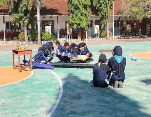 Simulasi Pertolongan Pertama saat Kebakaran oleh Anggota PMR SMP Negeri 10 Jember