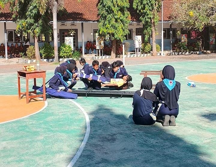 Simulasi Pertolongan Pertama saat Kebakaran oleh Anggota PMR SMP Negeri 10 Jember