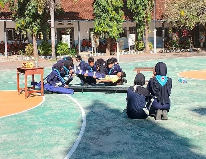 Simulasi Pertolongan Pertama saat Kebakaran oleh Anggota PMR SMP Negeri 10 Jember