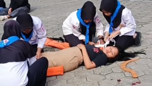 PMR Madya SMPN 9 Jember Simulasikan Pertolongan Pertama