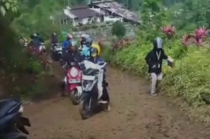 Viral! Ribuan Warga Nekat Lewati Jalur Berlumpur Jember–Banyuwangi Meski Sangat Berbahaya