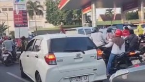 Antrian BBM Mengular di Jember, Distribusi Tersendat Akibat Penutupan Jalur Gunung Gumitir