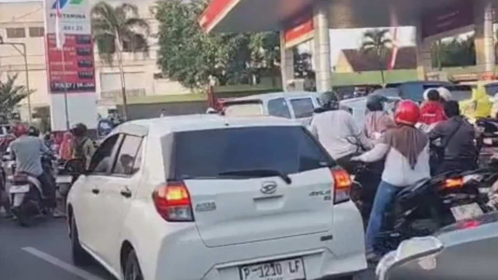 Antrian BBM Mengular di Jember, Distribusi Tersendat Akibat Penutupan Jalur Gunung Gumitir
