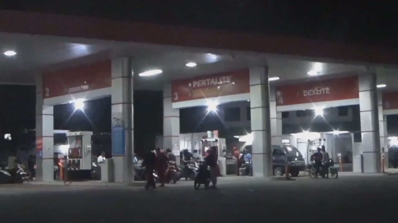 Distribusi BBM ke Jember Tersendat, Warga Menginap di SPBU Demi Dapatkan Pertalite