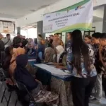 Ratusan Manula Antre Beras, Bulog Jember Pastikan Asli