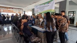 Ratusan Manula Antre Beras, Bulog Jember Pastikan Asli