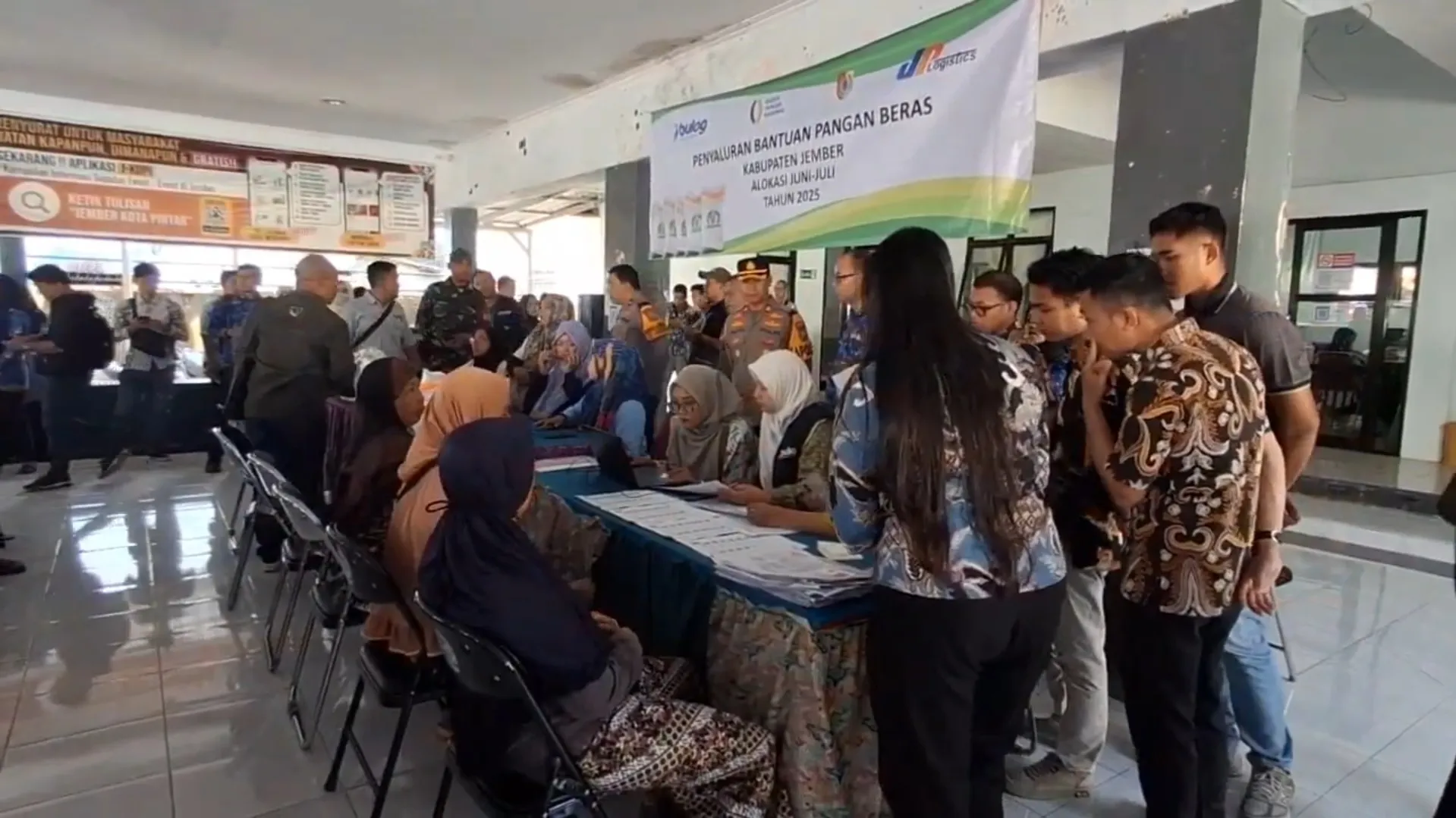 Ratusan Manula Antre Beras, Bulog Jember Pastikan Asli