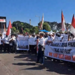 Ratusan Honorer Demo Tuntut Status PPPK Paruh Waktu di Depan Pemkab Jember