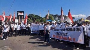 Ratusan Honorer Demo Tuntut Status PPPK Paruh Waktu di Depan Pemkab Jember