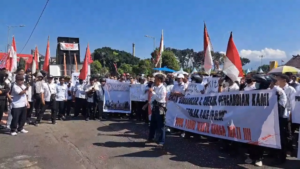 Ratusan Honorer Demo Tuntut Status PPPK Paruh Waktu di Depan Pemkab Jember