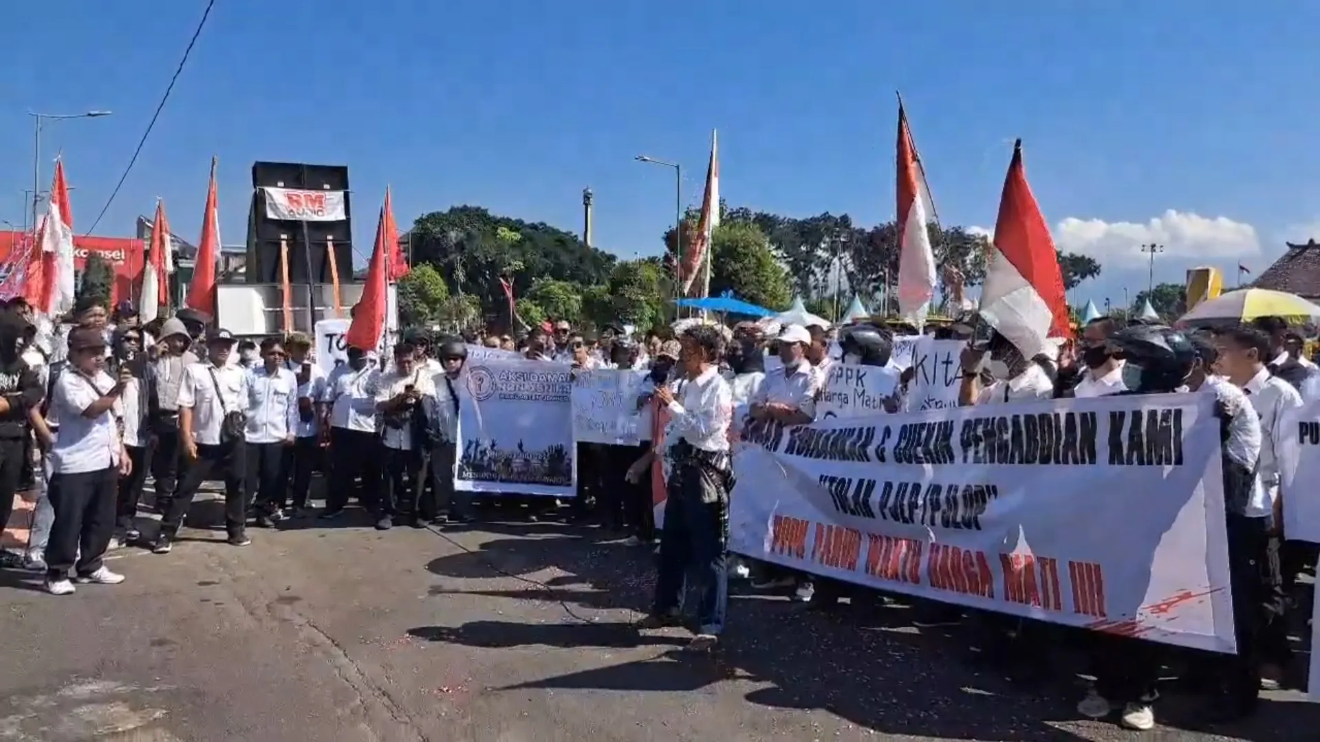 Ratusan Honorer Demo Tuntut Status PPPK Paruh Waktu di Depan Pemkab Jember