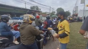 Warga Distribusikan Makanan dan Minuman Gratis untuk Pembeli BBM yang Mengantre Berjam-jam di Jember
