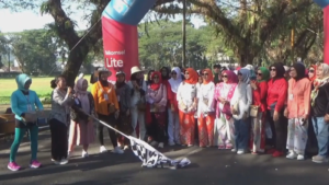Komunitas Perempuan Kebayakan Jember Gelar Fun Berkebaya Walk di Universitas Jember