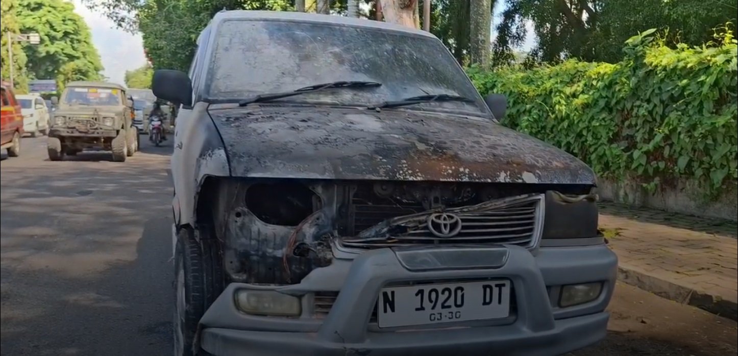 Mobil Kijang Terbakar di Jalan Gajah Mada Jember, Sempat Terdengar Ledakan