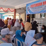 Ratusan Warga Jember Rela Mengantri Demi Bantuan Beras