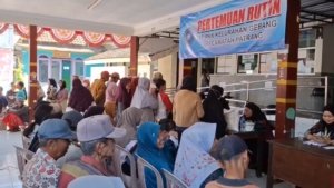 Ratusan Warga Jember Rela Mengantri Demi Bantuan Beras