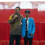 Direktur Polije Beri Hadiah untuk Mahasiswa Baru Disabilitas di PKKMB 2025