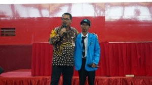 Direktur Polije Beri Hadiah untuk Mahasiswa Baru Disabilitas di PKKMB 2025