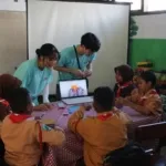 Mahasiswa Polije dan KNU Perkenalkan Permainan Tradisional Korea di SDN Nangkaan Bondowoso