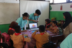 Mahasiswa Polije dan KNU Perkenalkan Permainan Tradisional Korea di SDN Nangkaan Bondowoso