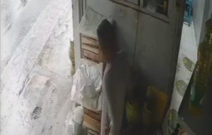 Pencuri Tabung Gas di Jember Terekam CCTV, Modus Pura-Pura Berteduh Saat Hujan