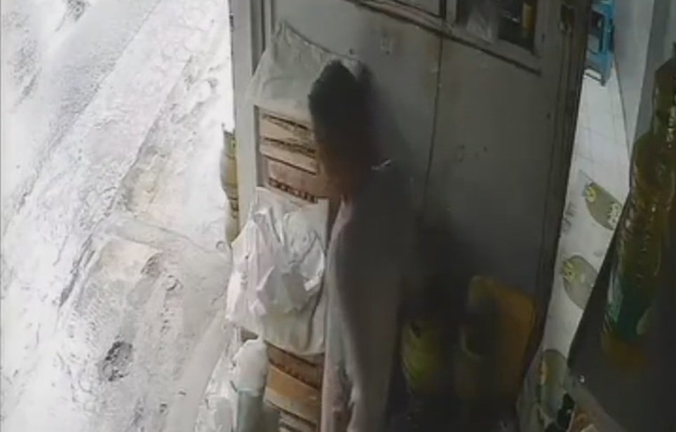 Pencuri Tabung Gas di Jember Terekam CCTV, Modus Pura-Pura Berteduh Saat Hujan