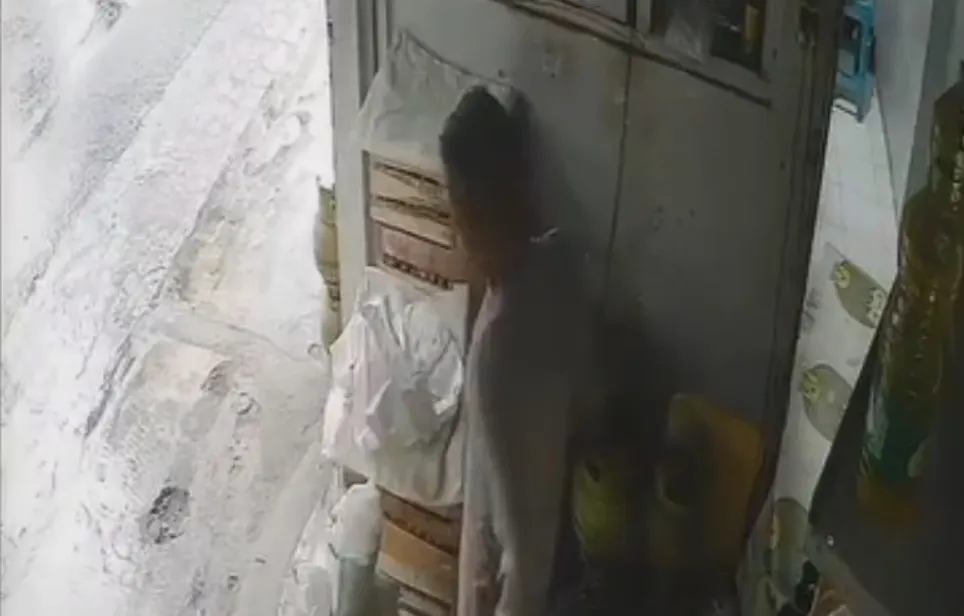Pencuri Tabung Gas di Jember Terekam CCTV, Modus Pura-Pura Berteduh Saat Hujan