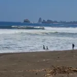 Ombak Besar Terjang Pantai Selatan Jember, Anak-Anak Nekat Bermain di Laut
