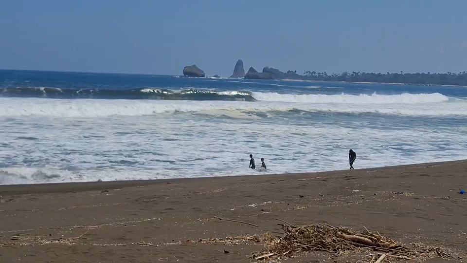 Ombak Besar Terjang Pantai Selatan Jember, Anak-Anak Nekat Bermain di Laut