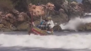 Tiga Perahu Nelayan di Puger Jember Karam Diterjang Ombak Besar