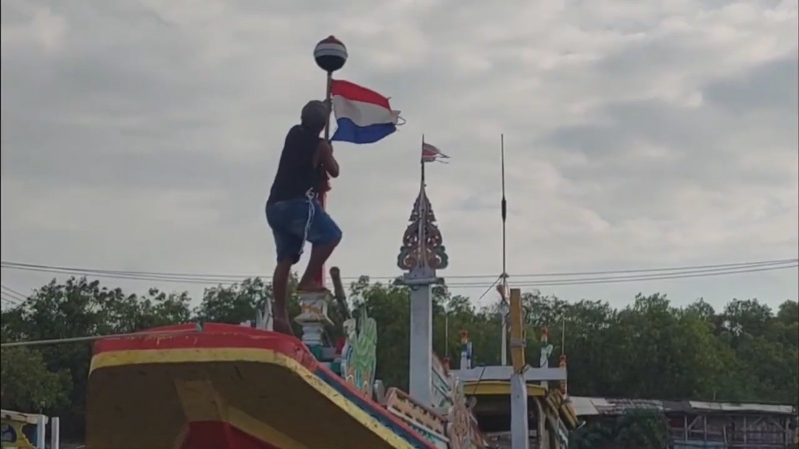 Viral! Bendera Belanda Berkibar di Perahu Nelayan Puger, Aparat Langsung Bertindak