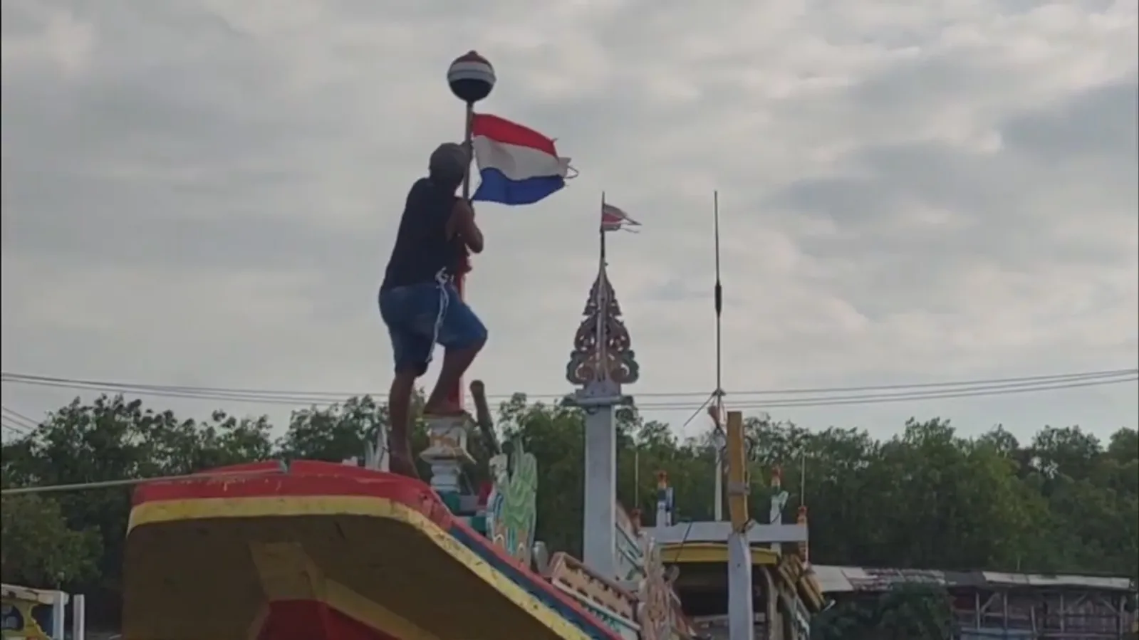 Viral! Bendera Belanda Berkibar di Perahu Nelayan Puger, Aparat Langsung Bertindak