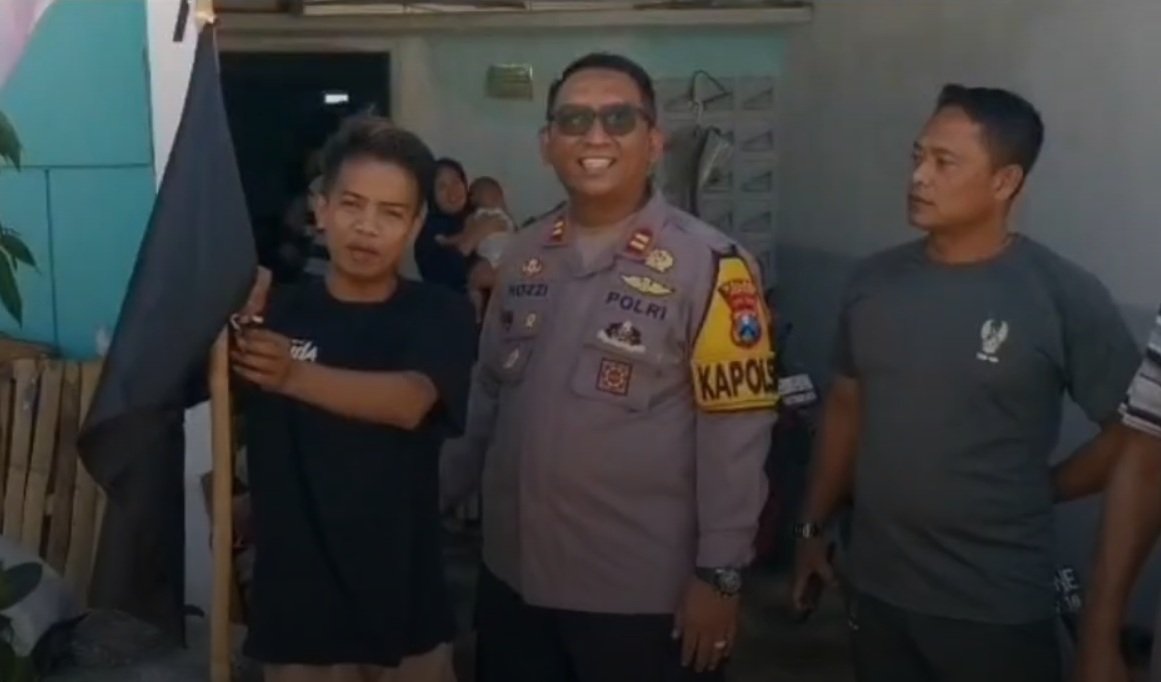 Bendera One Piece Berkibar di Bawah Merah Putih, Akhirnya Dicopot Aparat di Ajung Jember