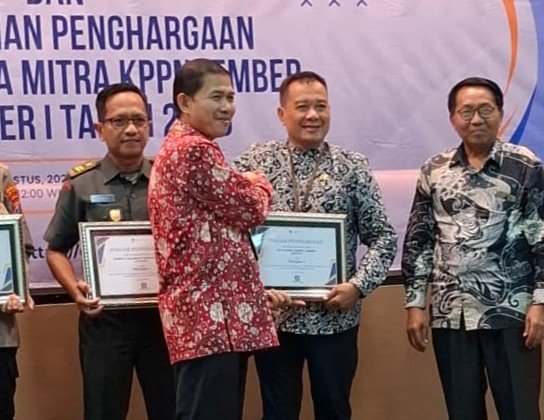 Polije Raih Penghargaan KPPN Jember sebagai Satker dengan Laporan Pertanggungjawaban Bendahara Terbaik