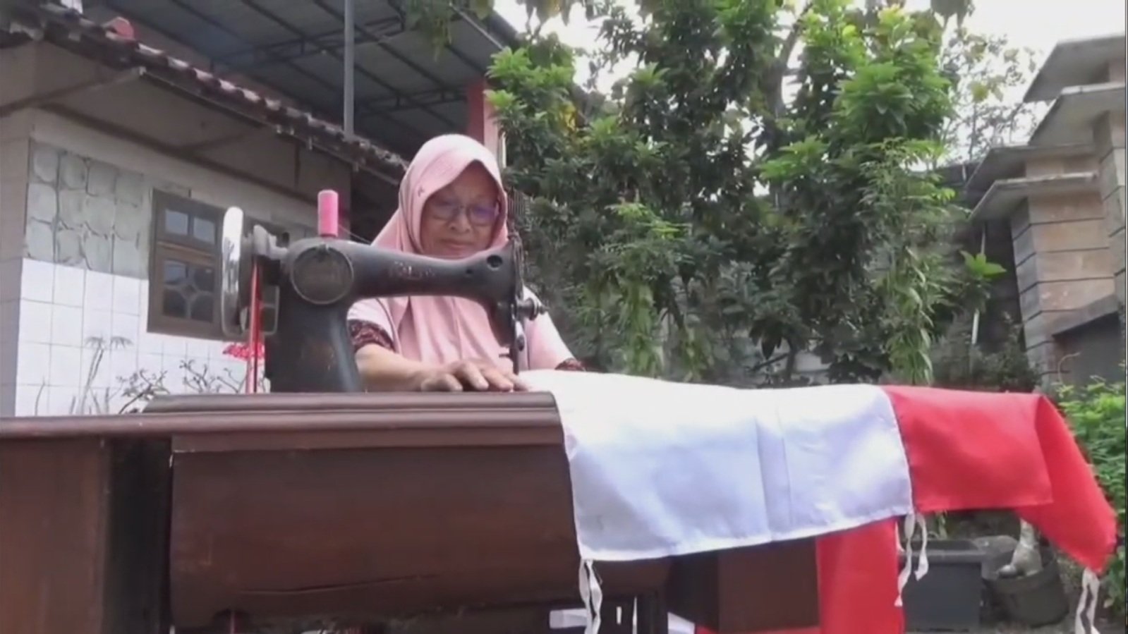 Peringati Hari Kemerdekaan, Penjahit Bendera Dadakan di Jember Kebanjiran Pesanan
