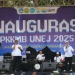 Inaugurasi Meriah Tutup PKKMB UNEJ 2025, Rektor: Jangan Lelah Mencintai Indonesia