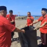 PDI Perjuangan Jember Rayakan 17 Agustus dengan Upacara dan Bersih-Bersih Pantai