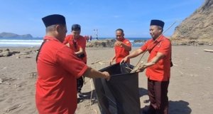 PDI Perjuangan Jember Rayakan 17 Agustus dengan Upacara dan Bersih-Bersih Pantai