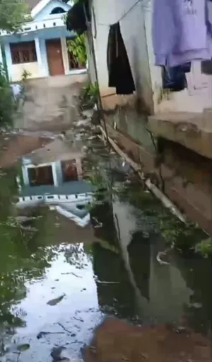 Limbah Cair Berbau Menyengat Cemari Permukiman Warga Sumberwringin, Jalan dan Pemukiman Tergenang
