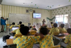 Politeknik Negeri Jember Dorong Penguatan Smart Classroom di SMPN 4 Jember
