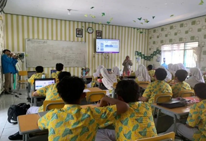 Polije Dorong Penguatan Smart Classroom di SMPN 4 Jember