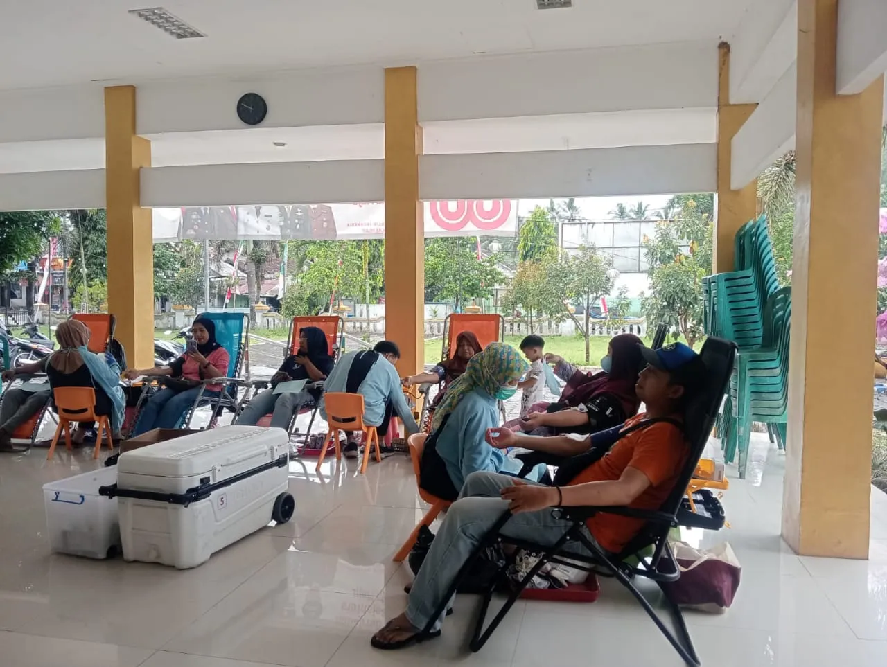 Pegawai Kalisat dan Warga Antusias Donor Darah