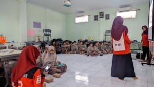 KSR PMI UIN KHAS Latih Siswa Tangani Cedera