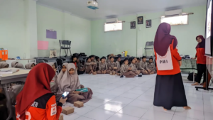 KSR PMI UIN KHAS Latih Siswa Tangani Cedera