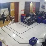 Pria Diduga Pengamen Curi Motor Terekam CCTV di Kantor Ekspedisi